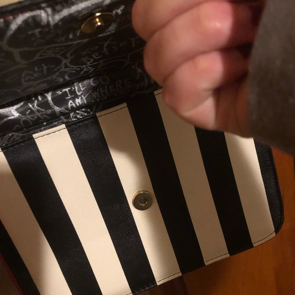 BNWT Betsy Johnson quilted and striped purse - Picture 4 of 5